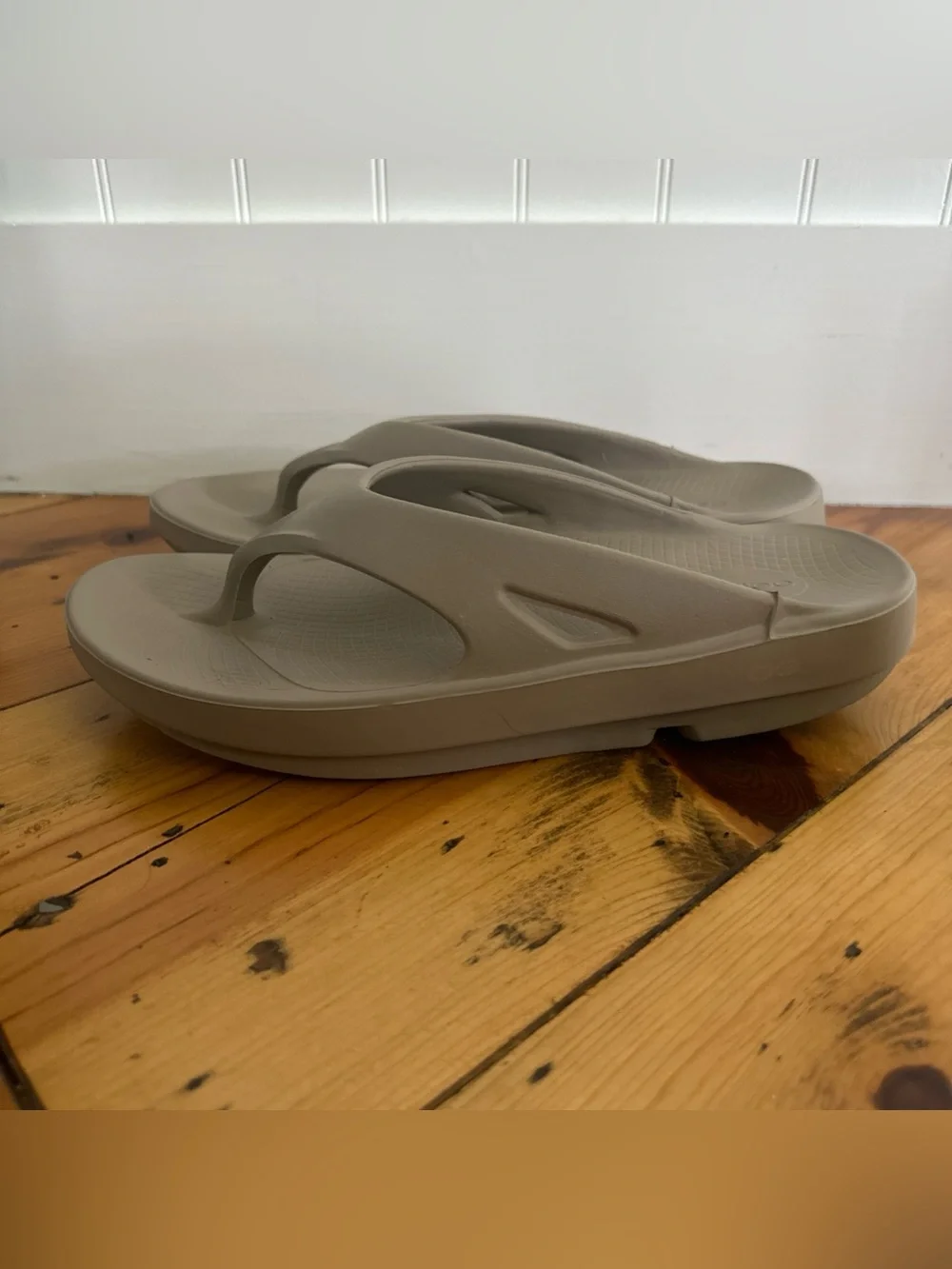 Oofos Ooriginal Flip Flop Thong Sandals Mens 12 Womens 14 Beige Recovery Comfort